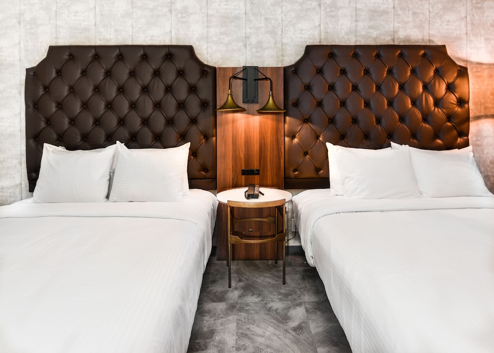 Room, 2 Queen Beds thumbnail 6