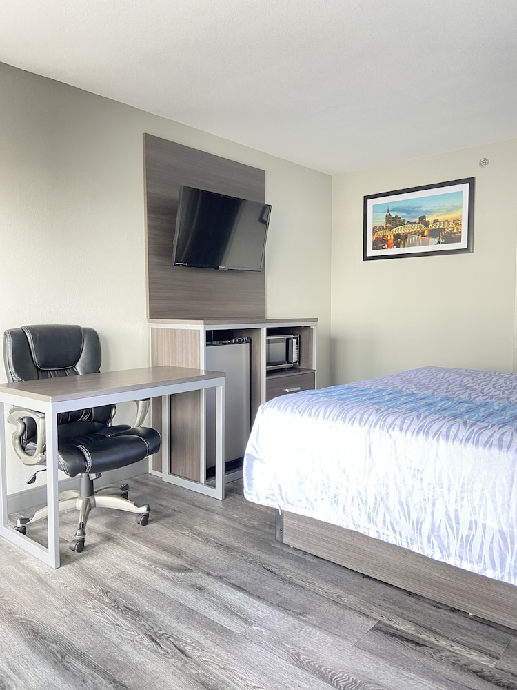 Room, 1 King Bed - Photo 3