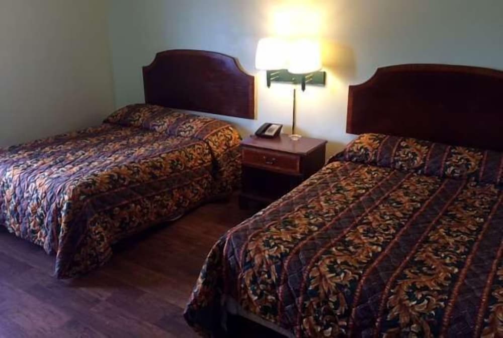 Room, 2 Queen Beds - Photo 4