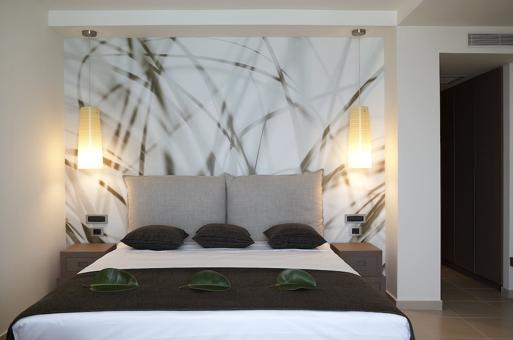 Deluxe Room with Spa Bath and Sea View thumbnail 6