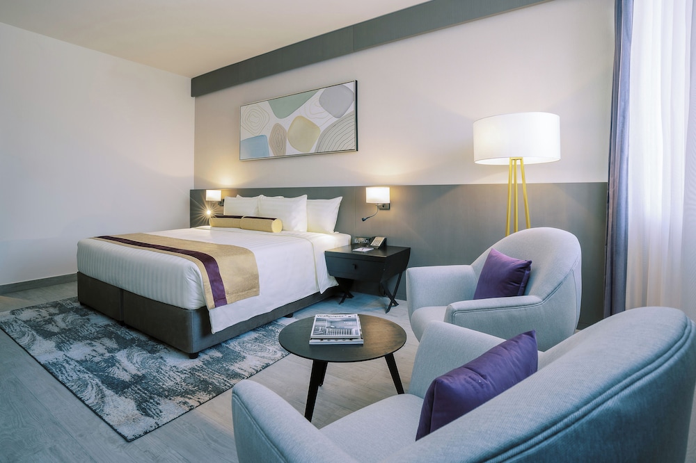 Deluxe Room, 1 King Bed, Balcony photo 2