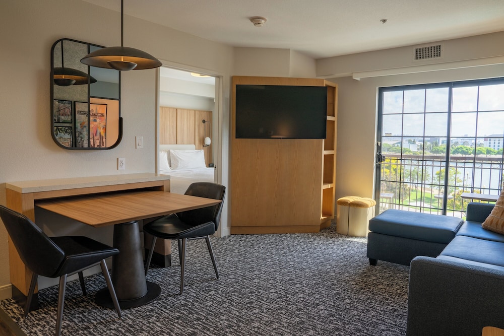 Studio Suite, 1 King Bed (Smoking)