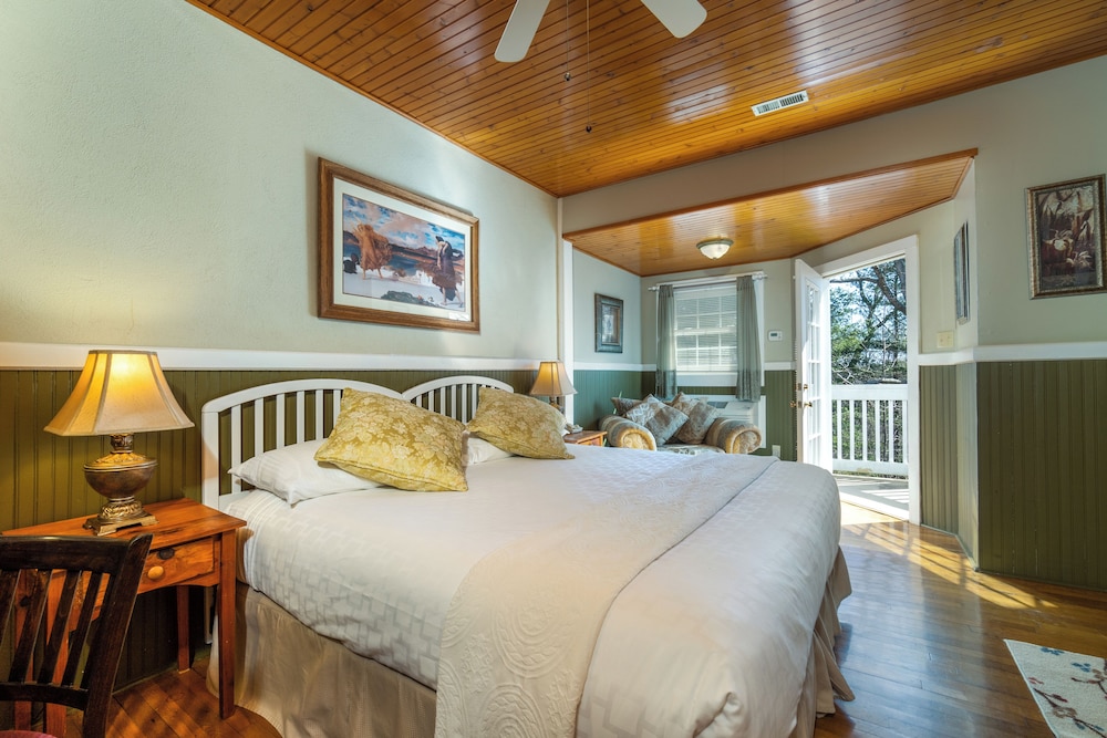 Lodge Room with Balcony photo 1