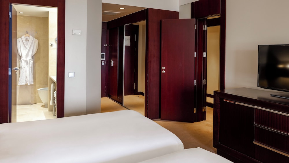 Junior Suite, 2 Twin Beds - Photo 4