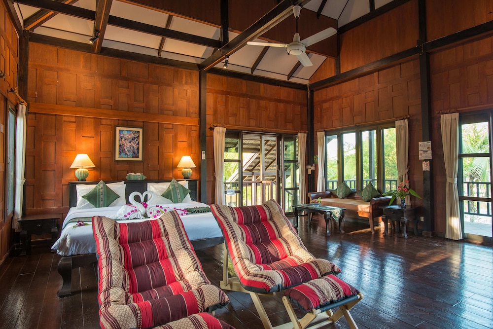 Sukhothai Lake Suite photo 2