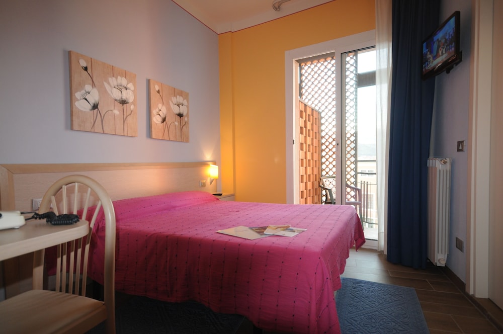 Comfort Single Room, Balcony, Hill View