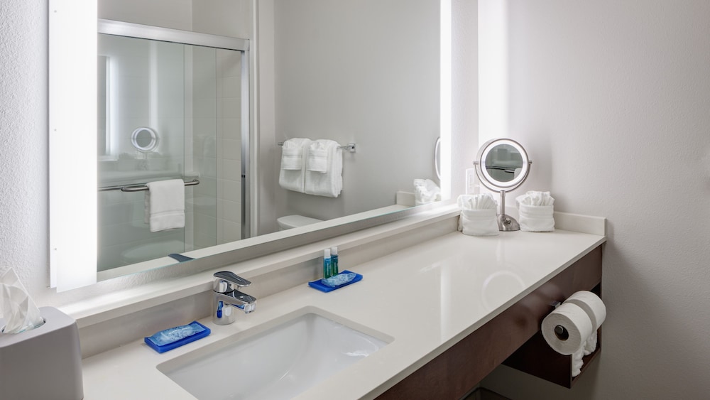 Suite, 2 Twin Beds, Accessible (Mobility Tub) - Photo 8