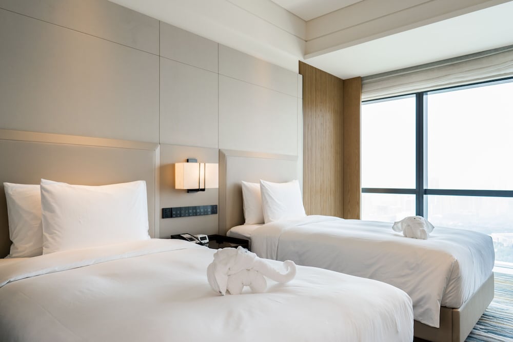 Standard Room, 2 Twin Beds, Club Lounge Access, City View - Photo 9