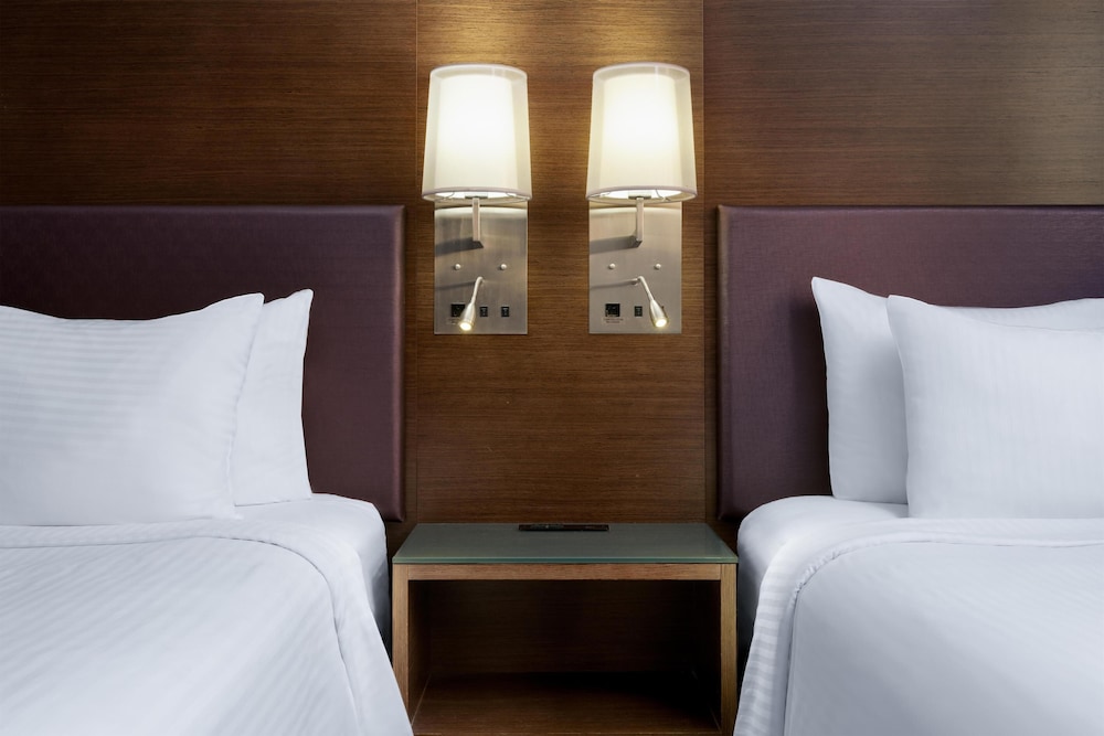 Standard Room, Multiple Beds, Non Smoking - Photo 4