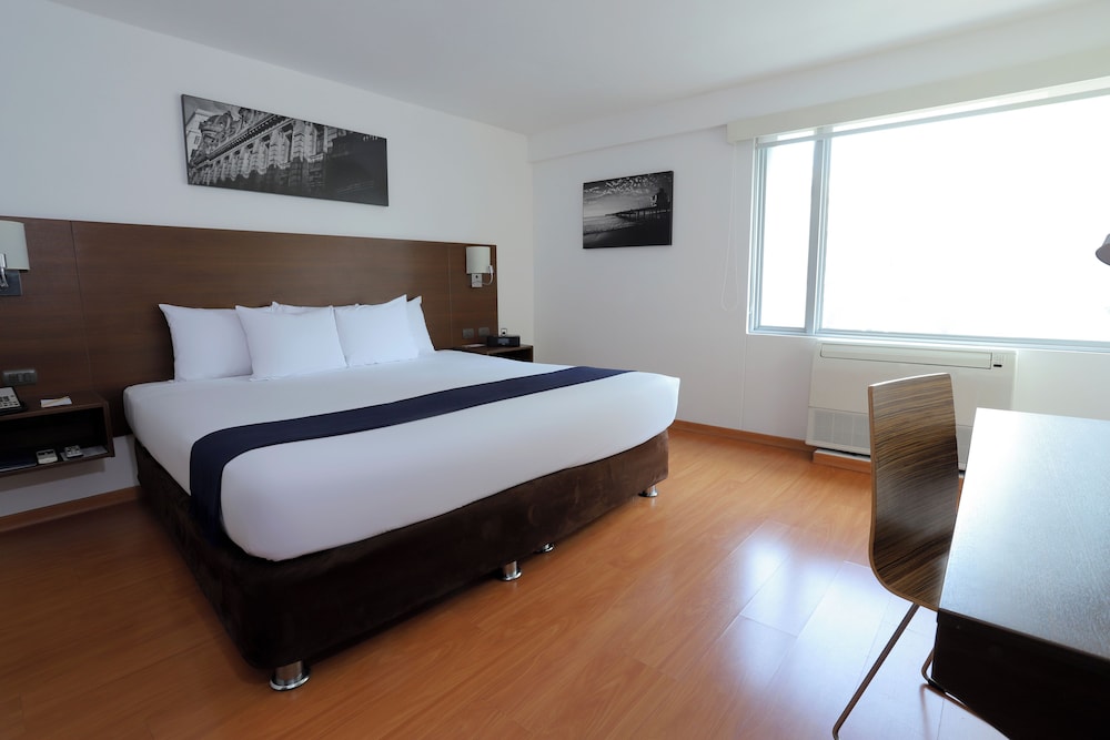Suite, 1 King Bed - Photo 5