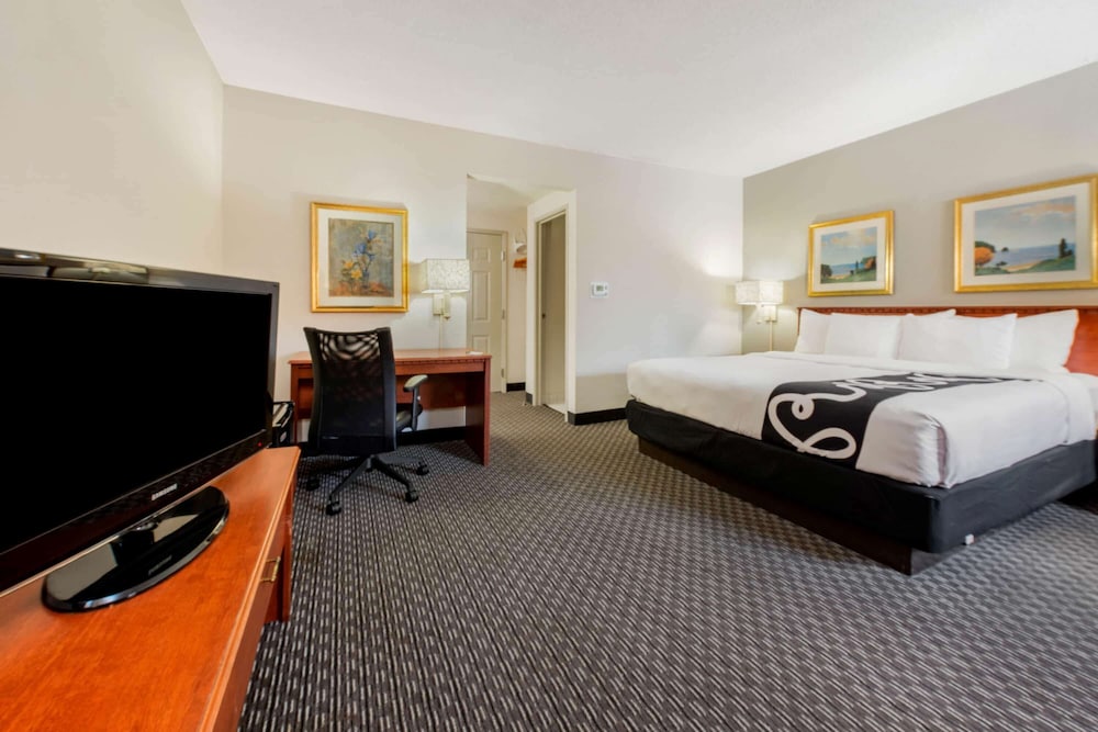 Deluxe Room, 1 King Bed, Non Smoking (Deluxe Executive Room) - Photo 10