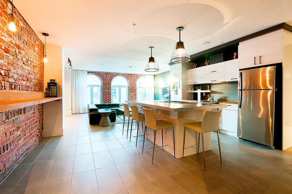 Loft, 2 Bedrooms, City View (302)