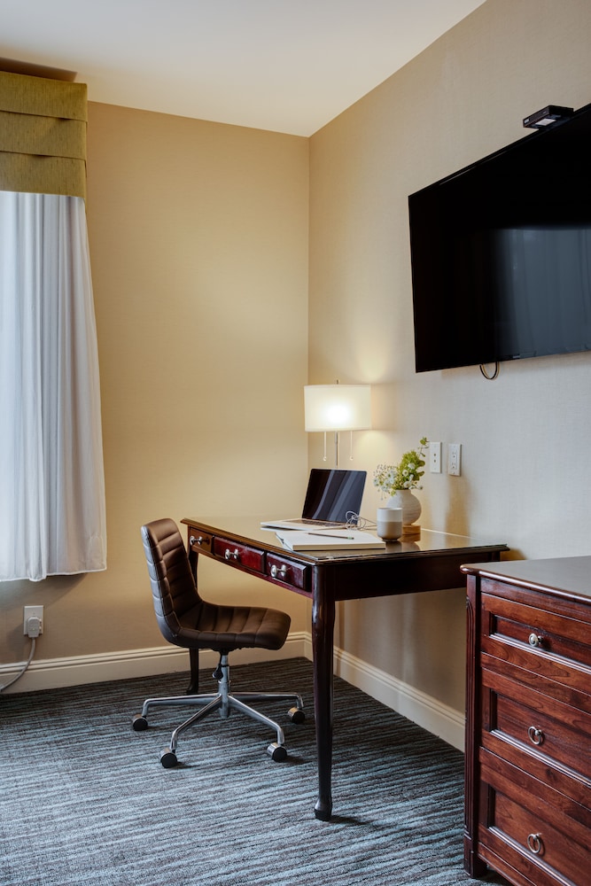 One Bedroom Signature Suite - Photo 2