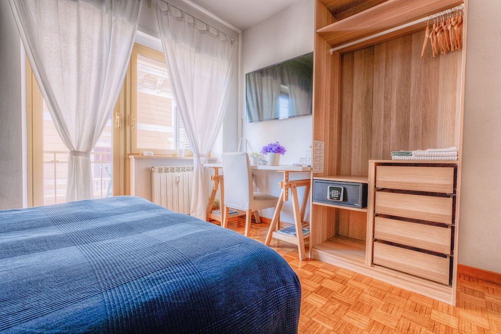 Double Room, 1 Queen Bed, Private Bathroom (External), Balcony Sea View photo 3