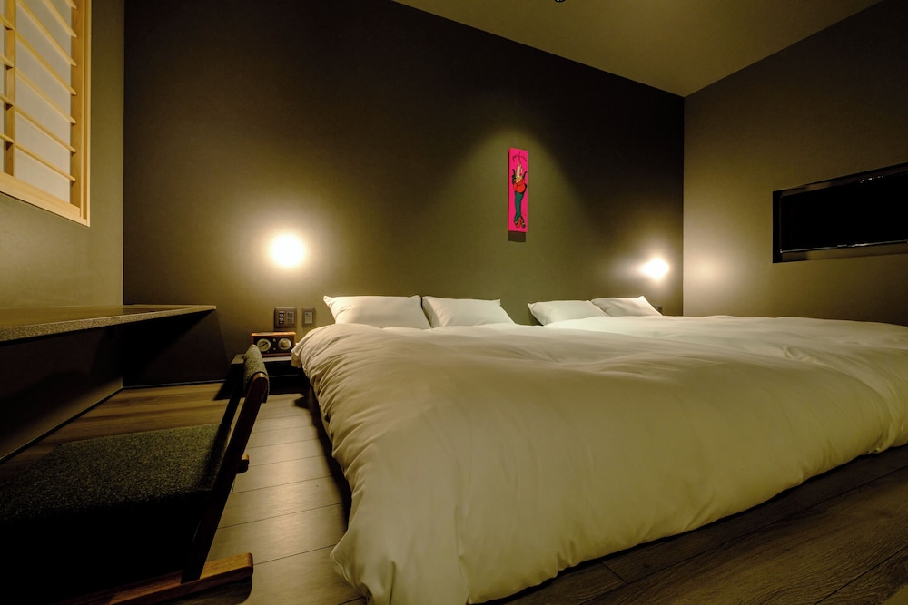 Standard Twin Room thumbnail 6