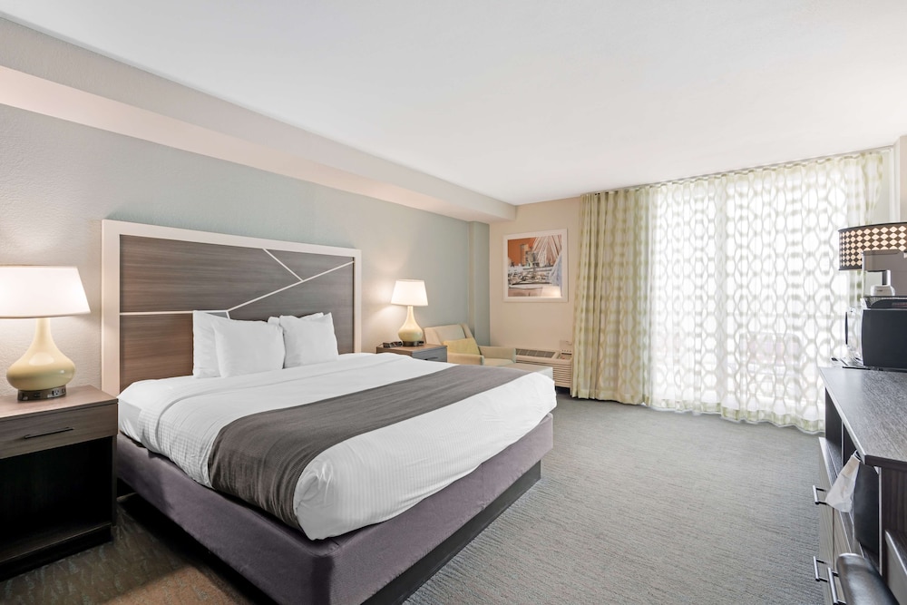 Standard Room, 1 King Bed, Balcony, Oceanfront