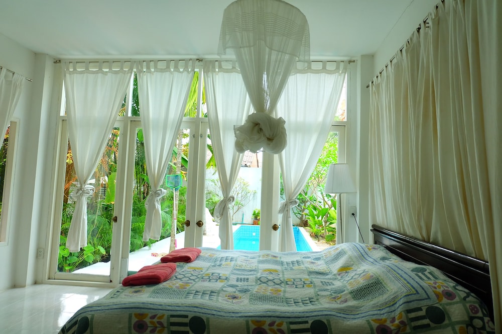 Deluxe Pool Access with Private Bathroom photo 3