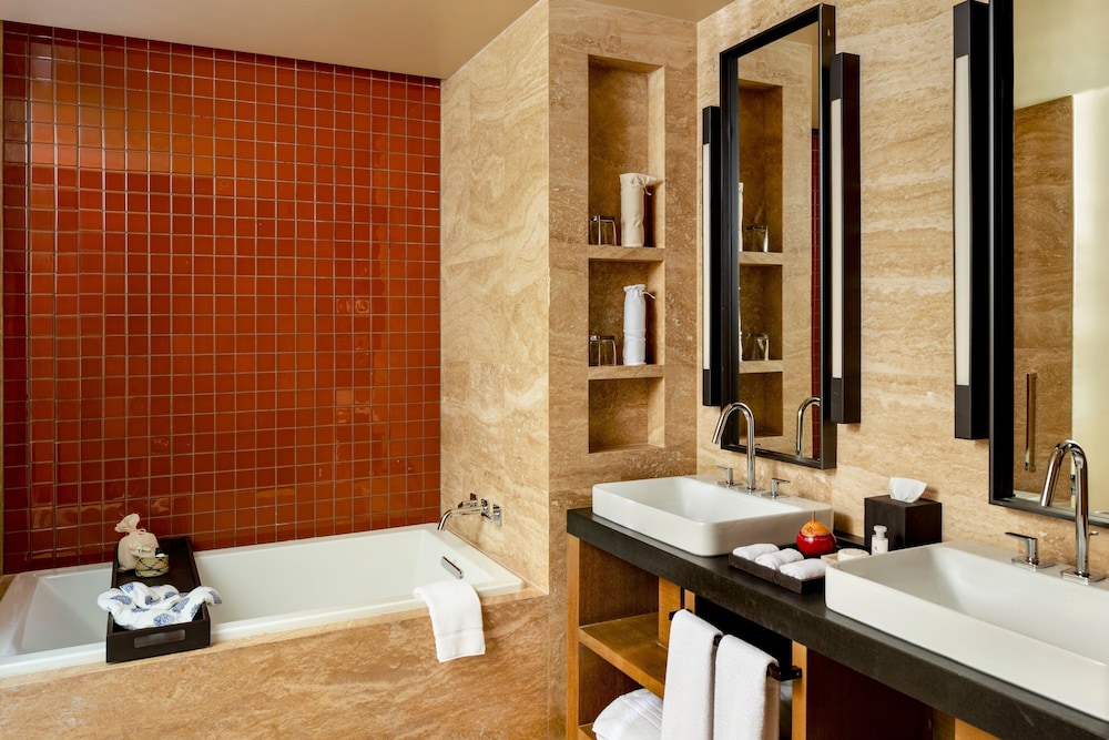 Deluxe Room, 1 King Bed, Resort View
