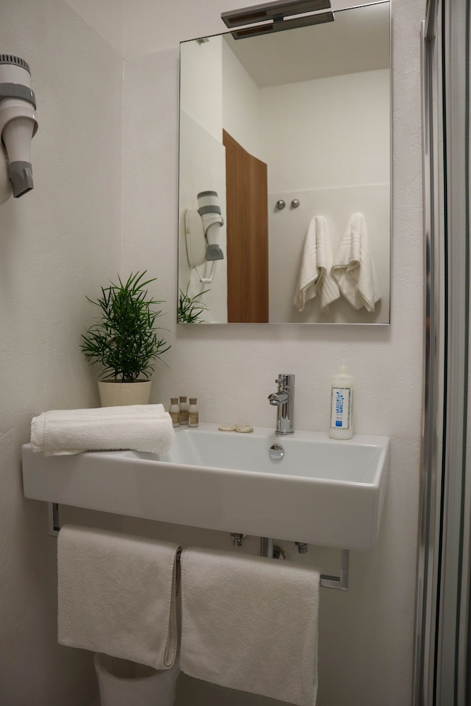 Comfort Quadruple Room, Courtyard View (No Elevator) photo 3