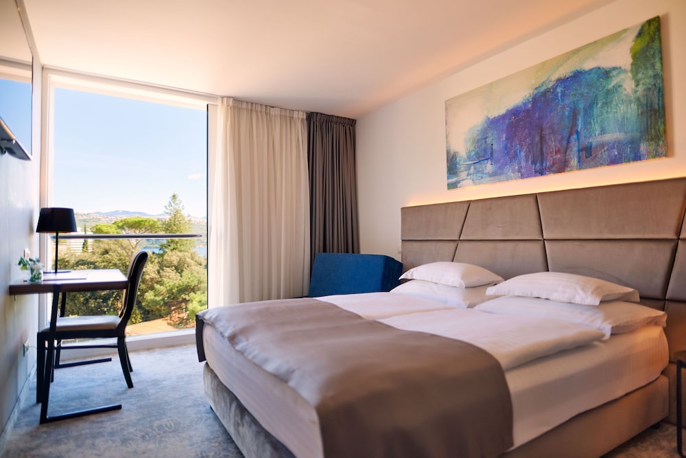 Superior Double or Twin Room, Partial Sea View - Photo 1