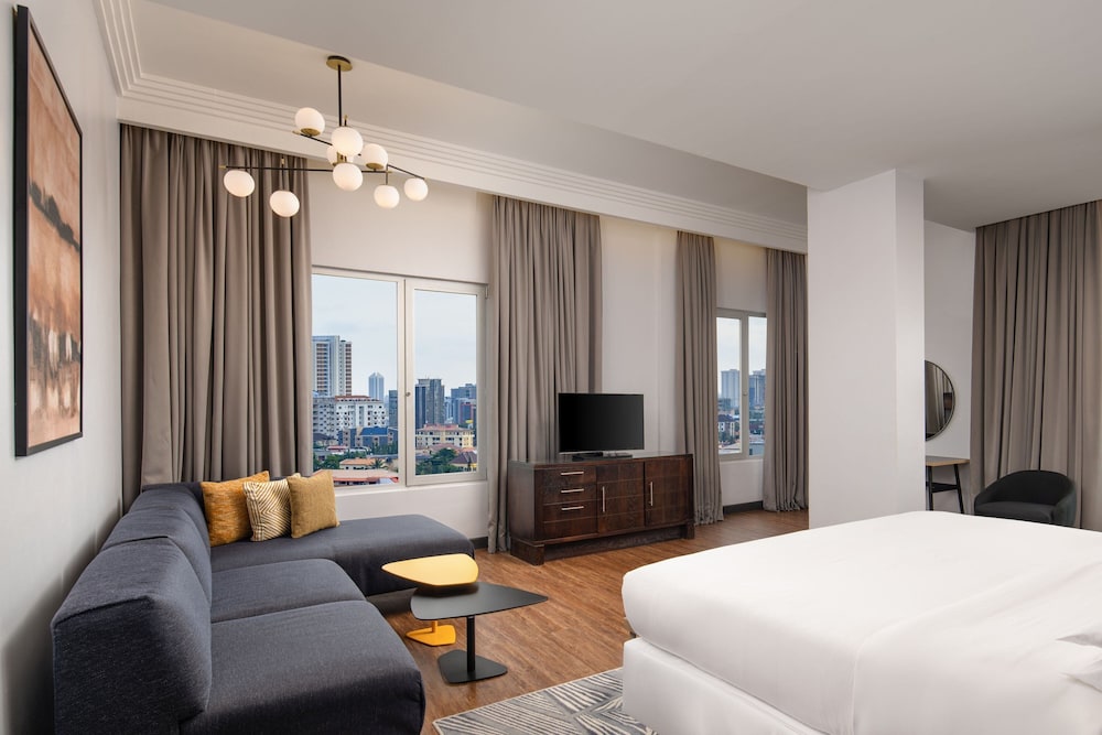 Junior Suite, 1 King Bed, City View - Photo 3