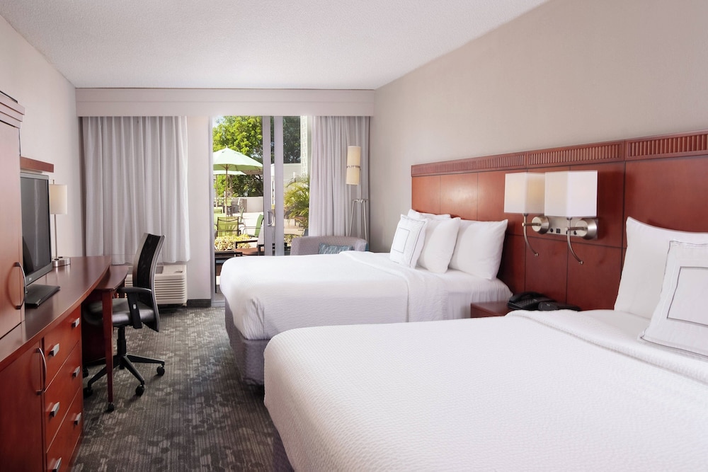 Room, 2 Queen Beds (Poolside, Pool Access)