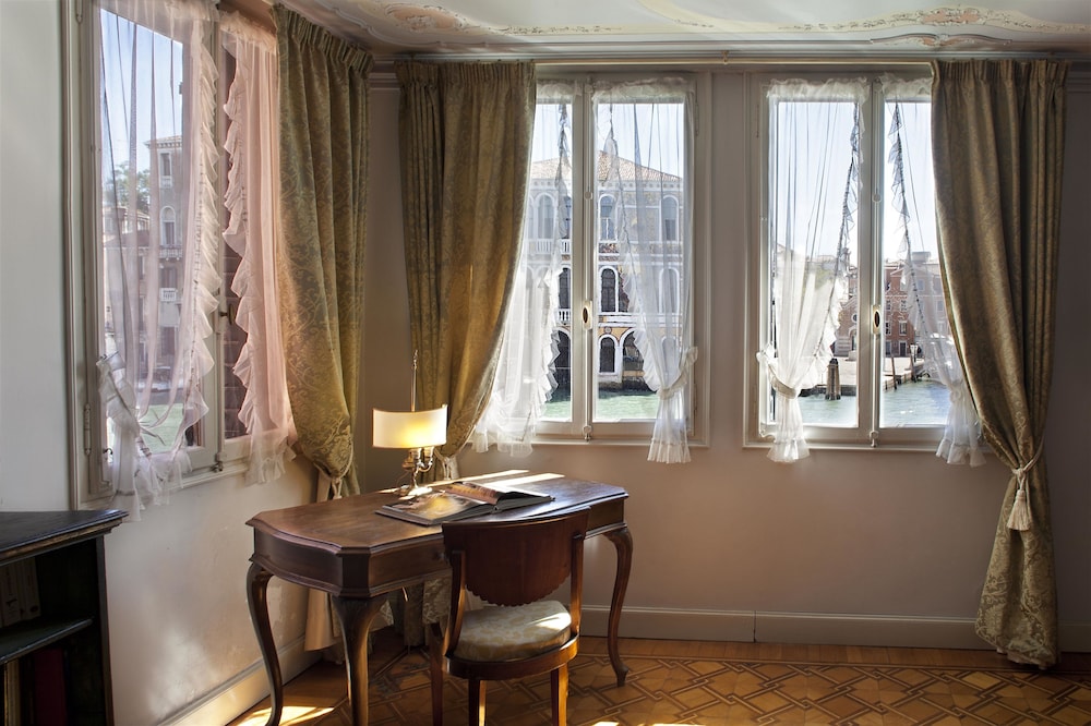 Suite (Grand Canal View) photo 3