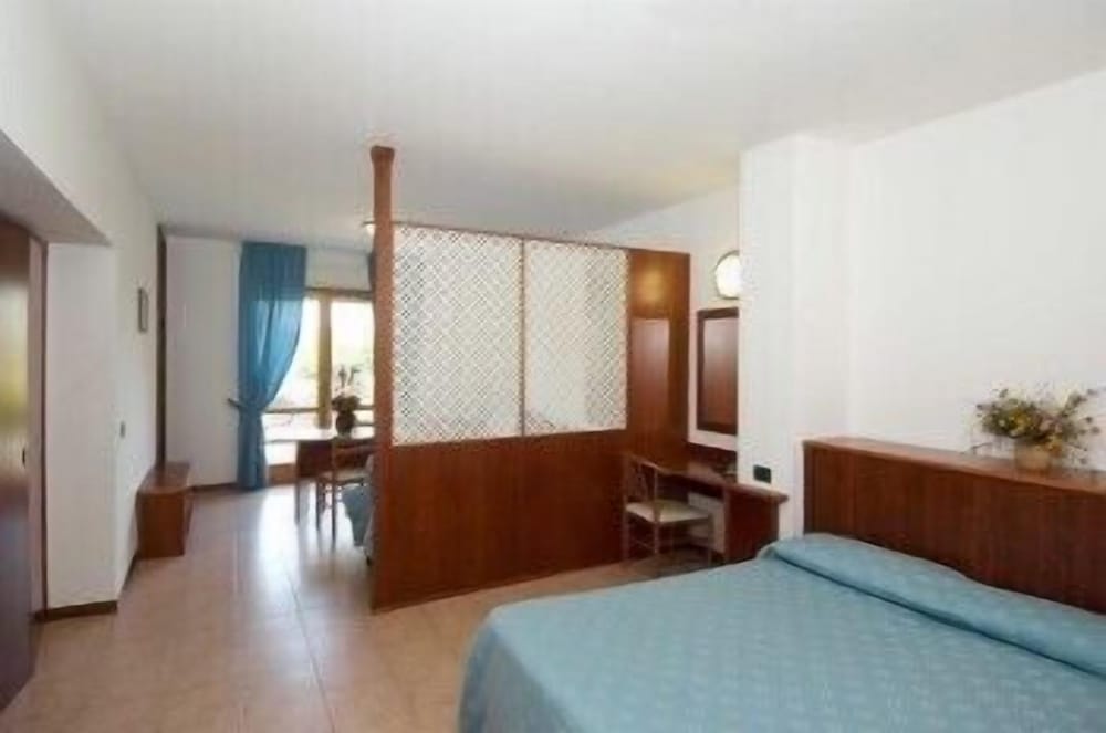 Superior Quadruple Room, 1 Bedroom, Pool View photo 2