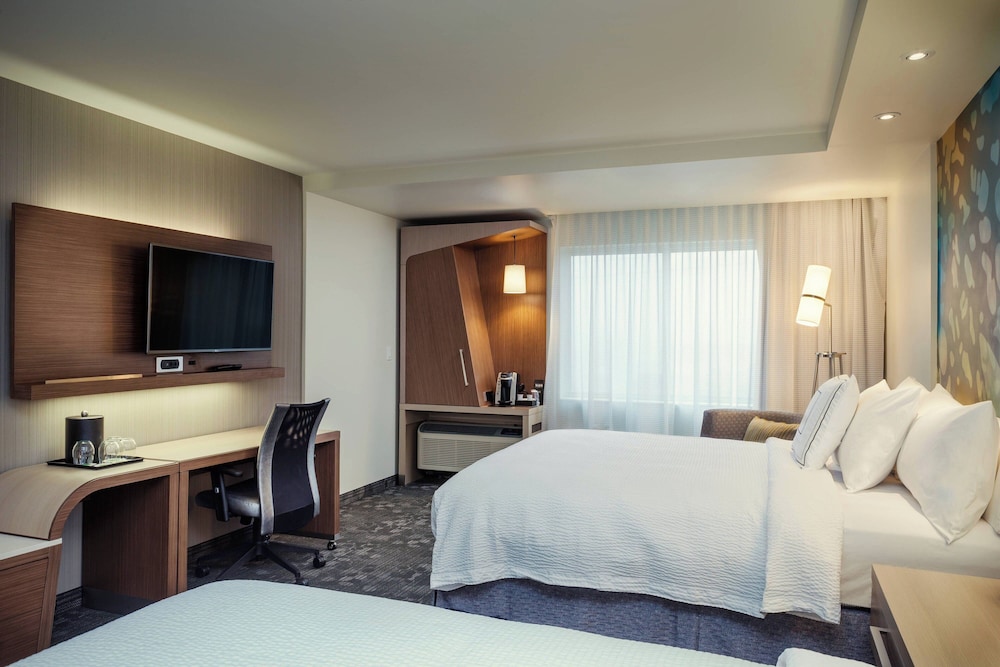 Room, 2 Queen Beds (Mobility Accessible, Tub) photo 1