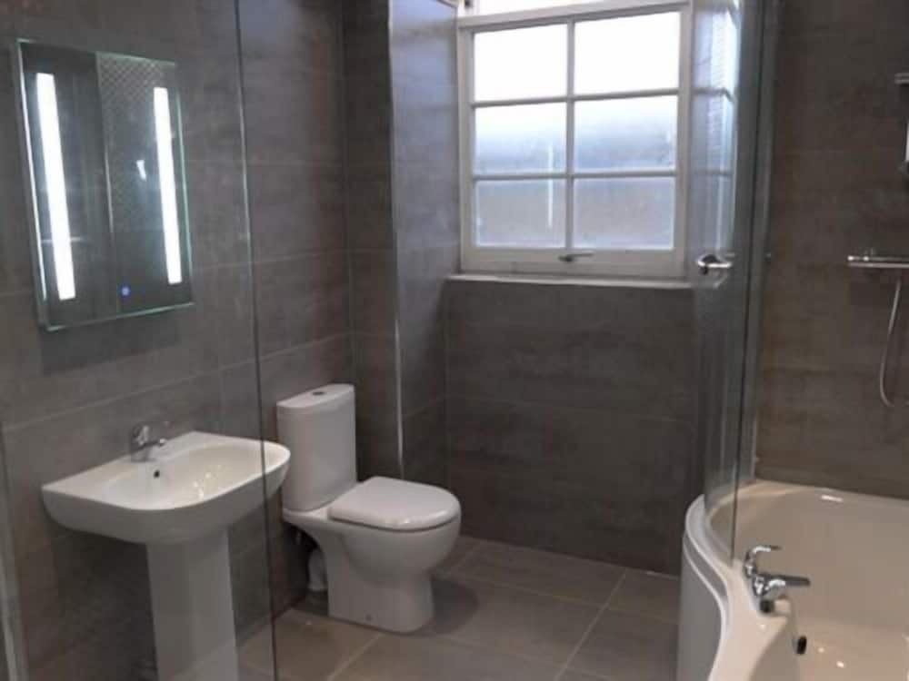 Cottage, Ensuite photo 3