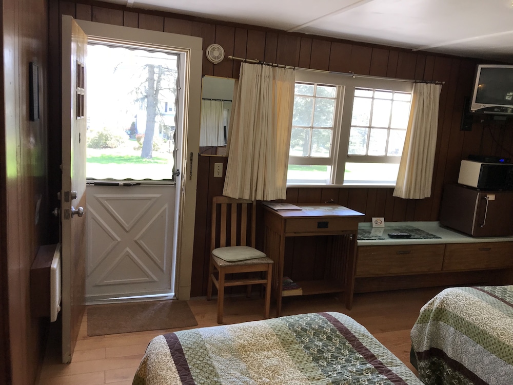 Standard Double or Twin Room, 1 Bedroom, Partial Lake View photo 3