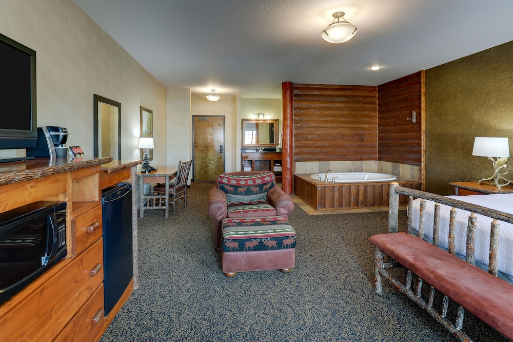 Expanded King with Whirlpool - Photo 3