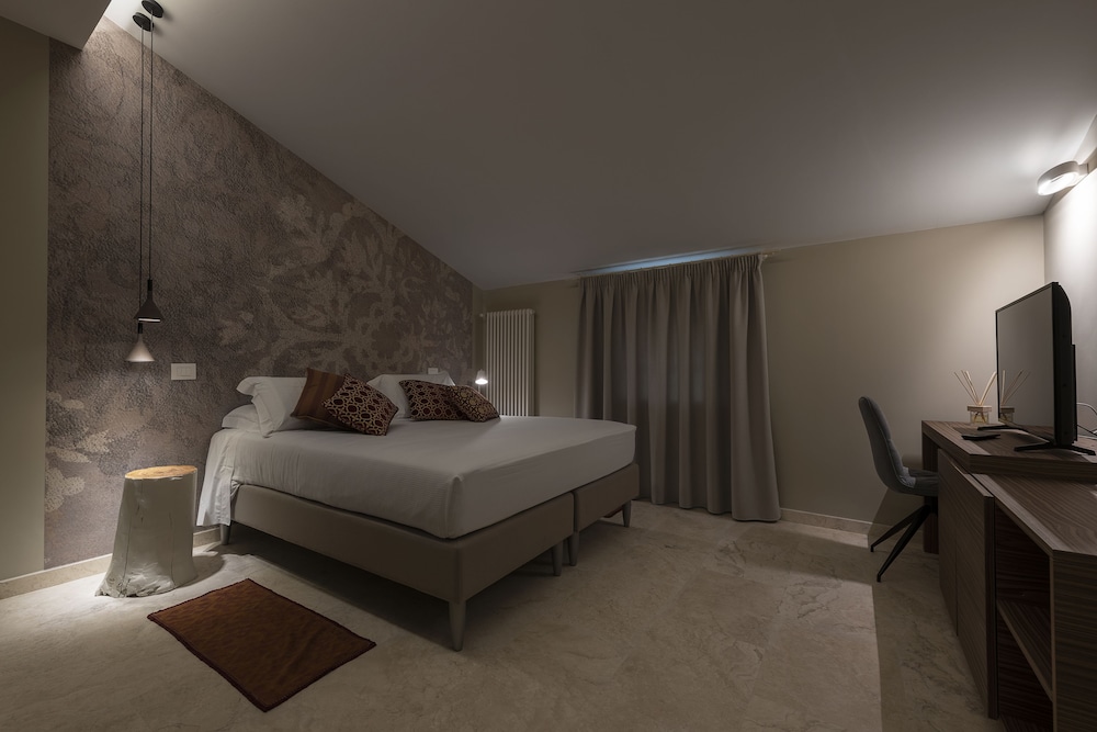 Deluxe Room, 1 Queen Bed photo 2