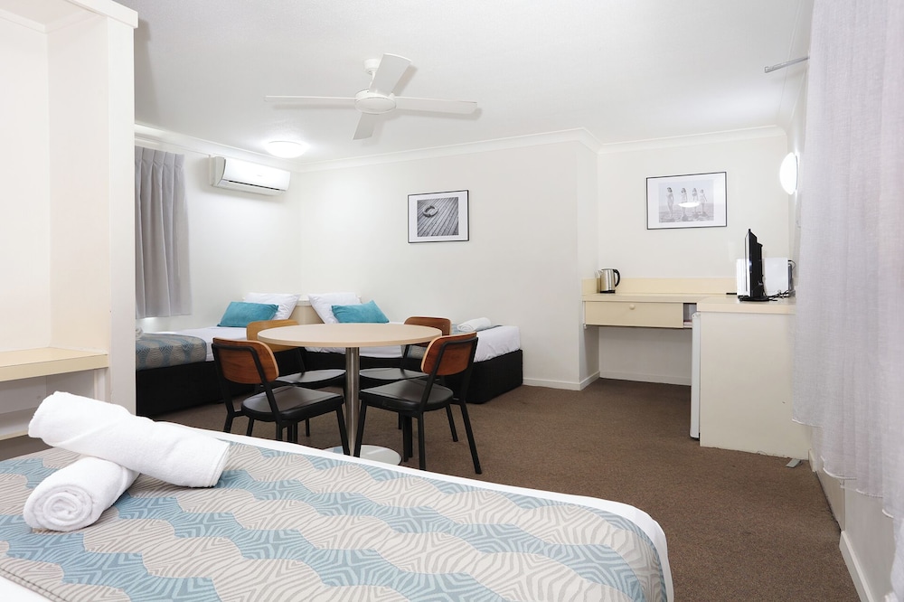 Motel Room (1 Queen Bed + 2 Single Beds) photo 3