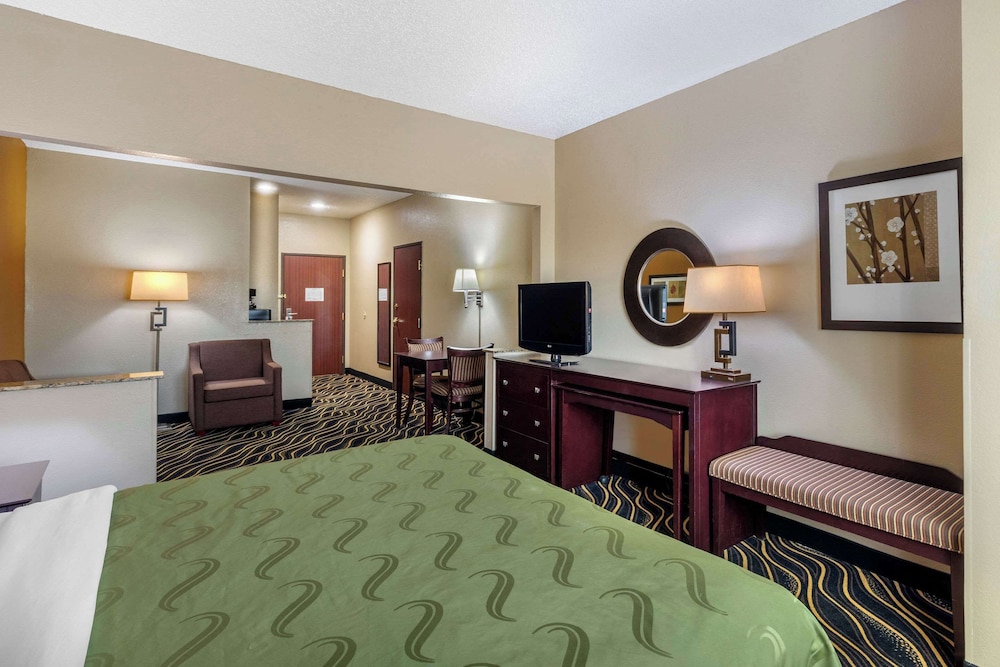 Business Suite, 1 King Bed with Sofa bed, Accessible, Non Smoking - Photo 2