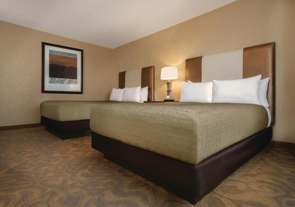 Casino Tower Double Queen Room - Photo 2