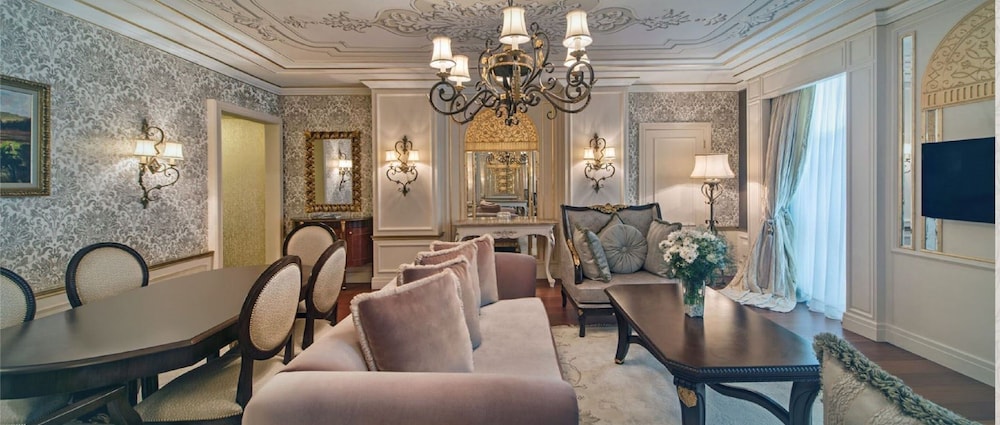 Presidential Suite with King Size Bed photo 3