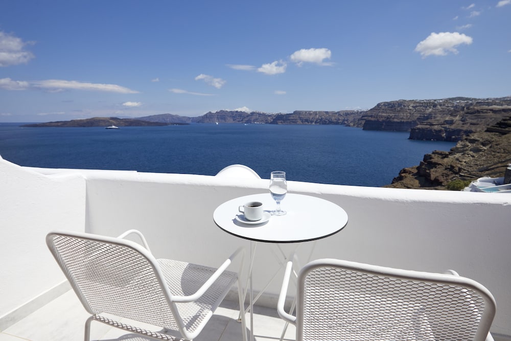 Standard Room with Balcony & Caldera View