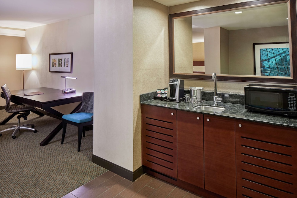 Suite, 1 Bedroom (Waikiki Suite, City/Mountain View) - Photo 2