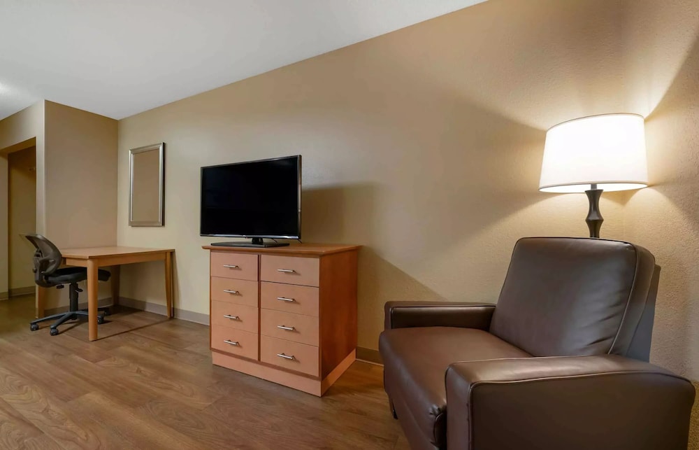 Suite, 1 King Bed - Photo 3
