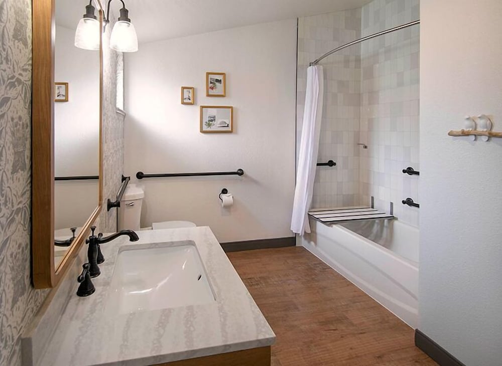 Standard Room, 2 Queen Beds, Accessible, Fireplace - Photo 6