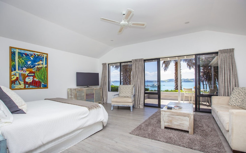 Premium Studio Suite, 1 King Bed, Beachfront photo 2