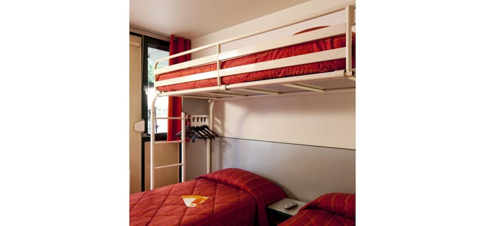 Standard Room, 3 Twin Beds - Photo 6