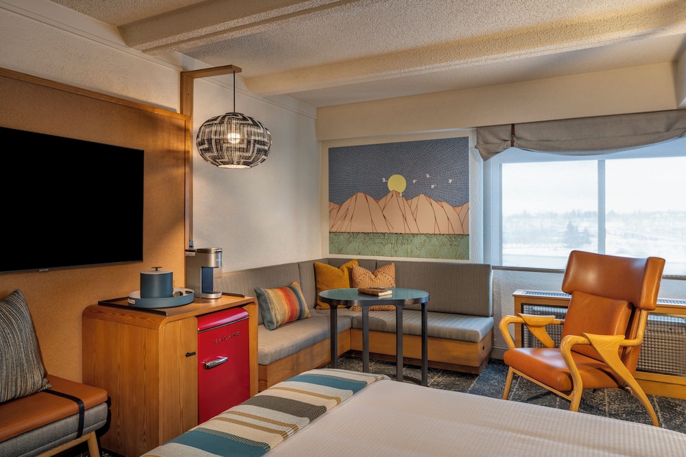 Room, 1 King Bed, Harbor View thumbnail 6
