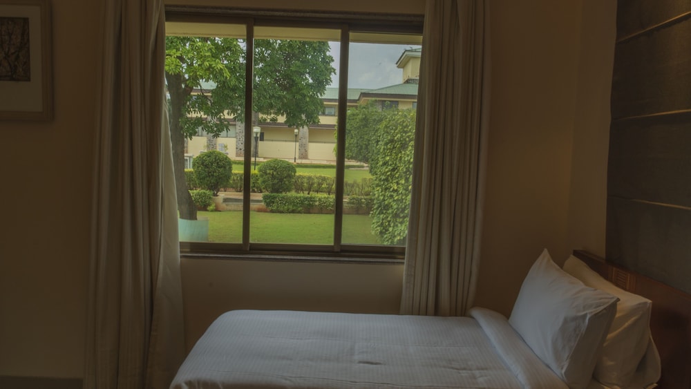 Premium Garden View Twin Room - Photo 6
