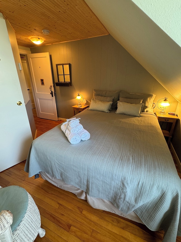Classic Double Room, 1 Queen Bed, Partial Lake View