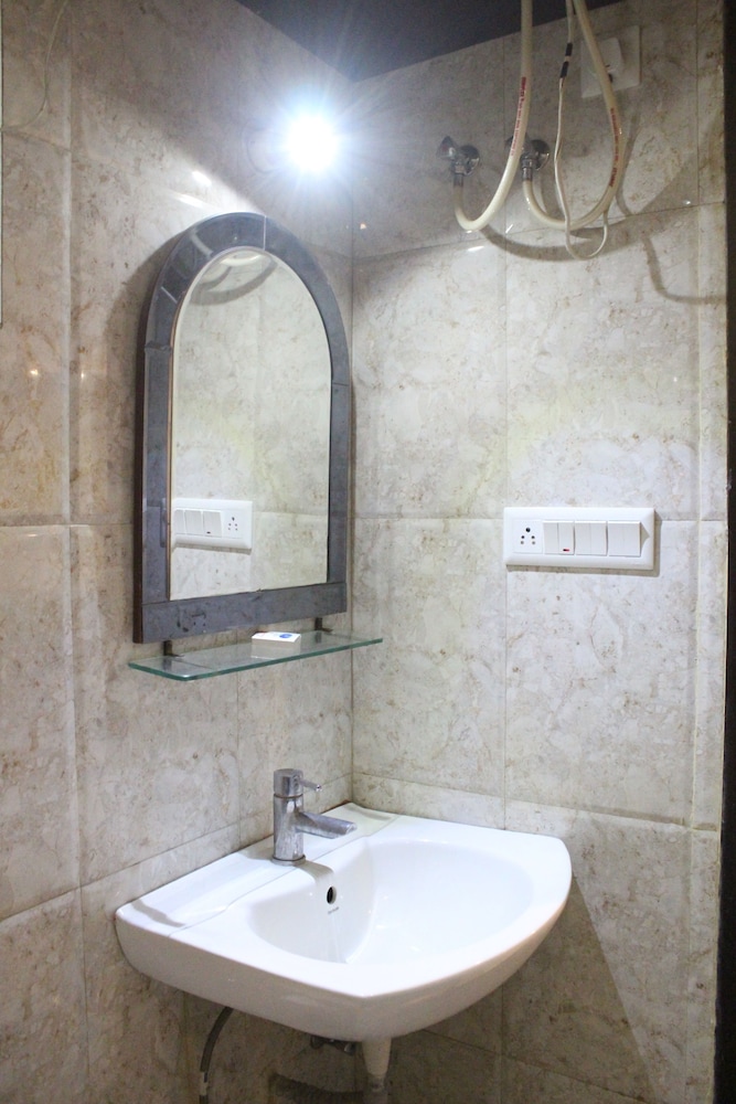 Standard Double Room, 1 King Bed, Accessible, Smoking photo 2
