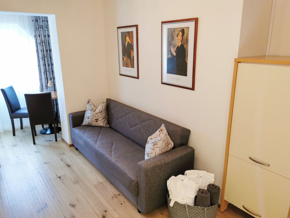 Comfort Suite, 1 Queen Bed, Non Smoking, Mountain View photo 1