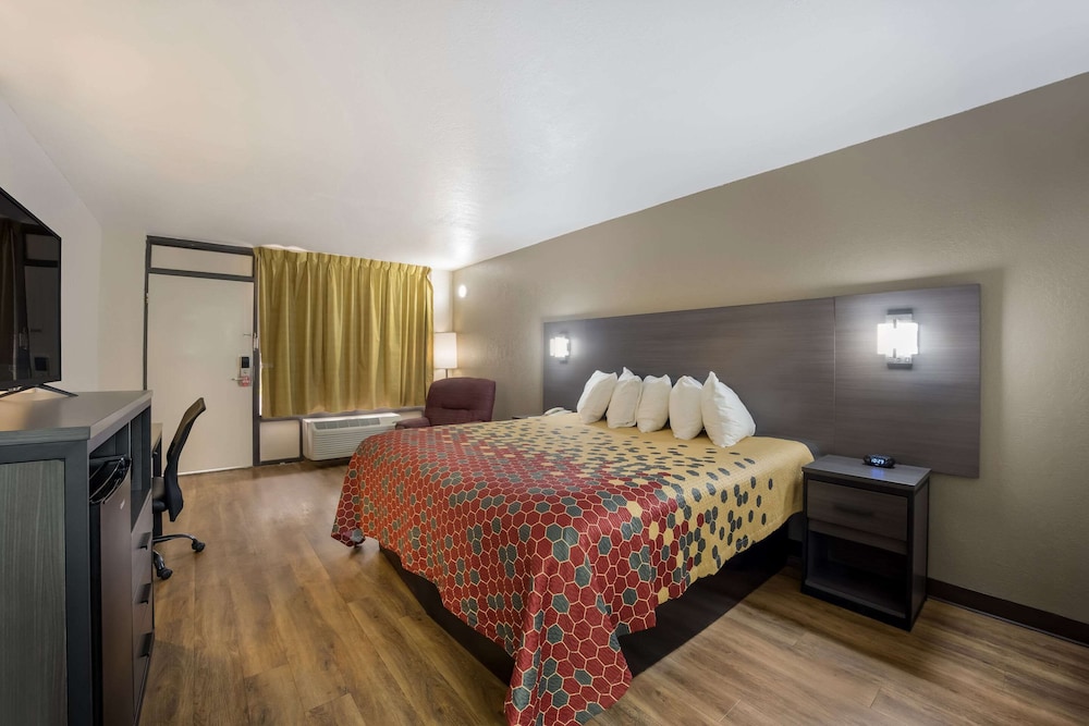 Standard Room, 1 King Bed, Non Smoking photo 3