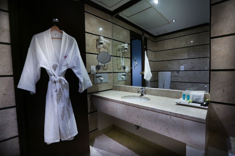 Suite, 3 Bedrooms - Photo 15